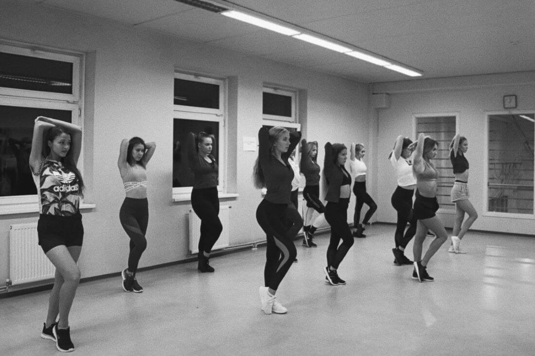 Pusaudžu meitenes apgūst dejošanas kustības